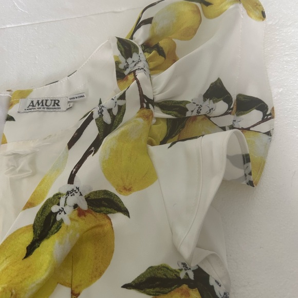 Amur cropped ruffle sleeve lemon print crop top white yellow v neck - Picture 11 of 13